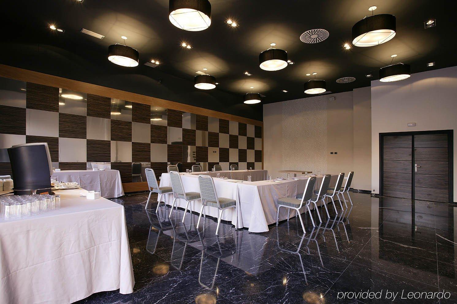 Holiday Inn Madrid - Las Tablas, An Ihg Hotel Buitenkant foto